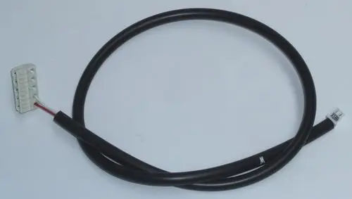Daikin Kommunikationskabel mit einem weißen Stecker an einem Ende und einem schwarzen, flexiblen Kabel. Das andere Ende hat einen abgedichteten Anschluss.